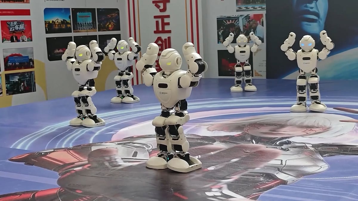 Danser avec les humains, les échecs et les courses, robots en Chine