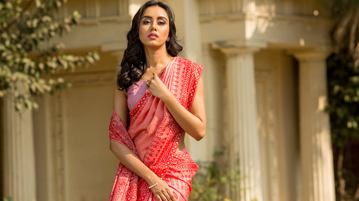 ব্লক, স্ক্রিনপ্রিন্ট আর হ্যান্ড পেইন্ট করা হচ্ছে রাজশাহী সিল্কের ওপর