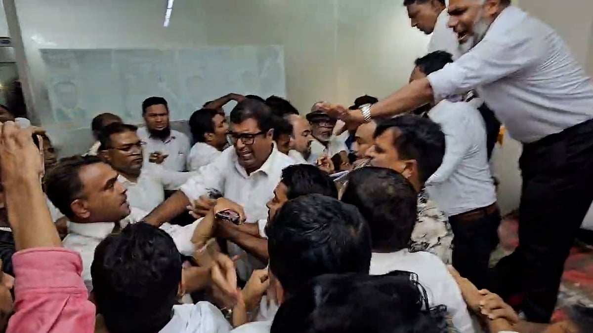 নারায়ণগঞ্জে বিএনপিপন্থী আইনজীবীদের মধ্যে হাতাহাতি