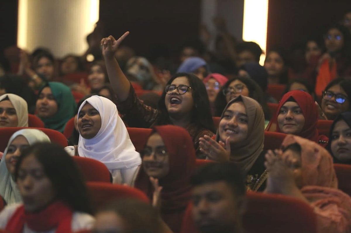 প্রথম আলো–শিখো জিপিএ-৫ কৃতী শিক্ষার্থী সংবর্ধনা অনুষ্ঠানে শিক্ষার্থীদের উচ্ছ্বাস। কুষ্টিয়া শিল্পকলা একাডেমি। ৬ অক্টোবর ২০২৬