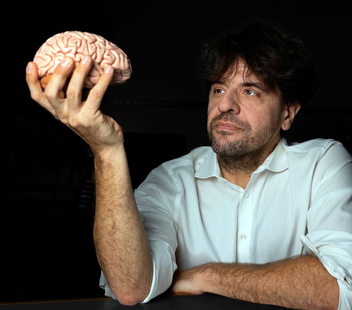 The Nobel Prizeist Carl Disernoth reported how to control the brain with light.