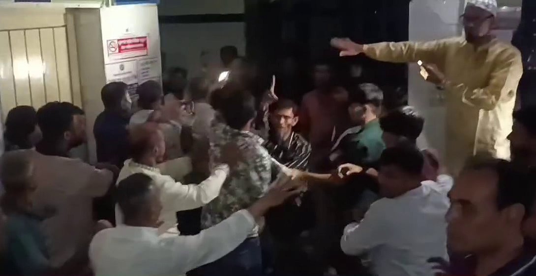 نوحکلے میں بچے کی موت کے بعد ہسپتال گرا۔