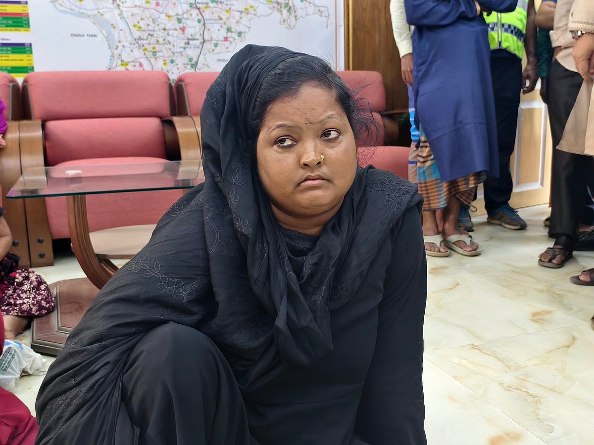 ফ্যামিলি কার্ড দেওয়ার কথা বলে নেন ৯৮ হাজার টাকা, আরও ৪ হাজার নিতে এসে ধরা
