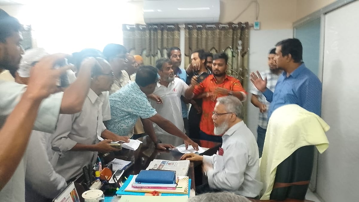 ‘আপামর ছাত্রজনতার’ নামে উপাচার্যকে হেনস্তা, জোর করে পদত্যাগপত্রে সই