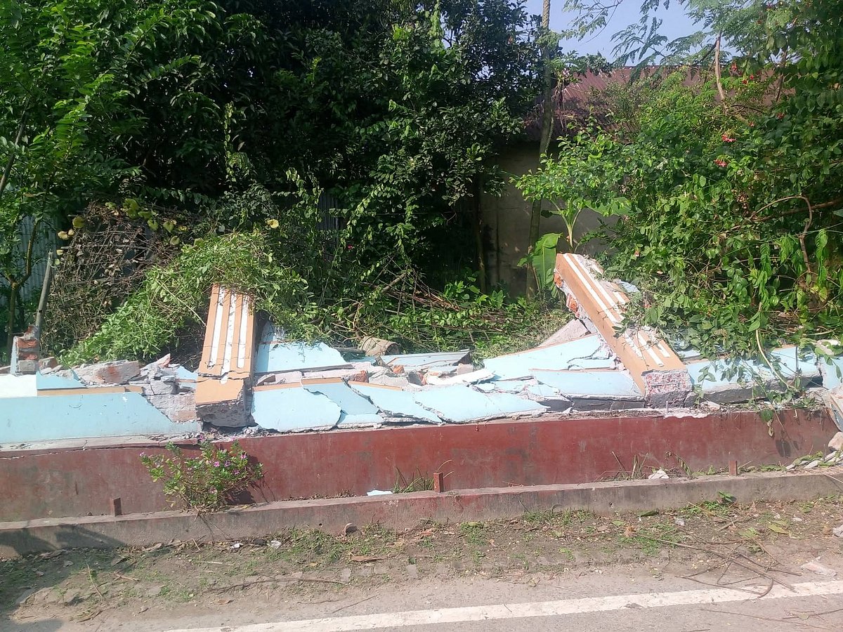 লালমনিরহাটে এবি পার্টির নেতার বাড়ির সীমানাপ্রাচীর বুলডোজার দিয়ে গুঁড়িয়ে দেওয়ার অভিযোগ