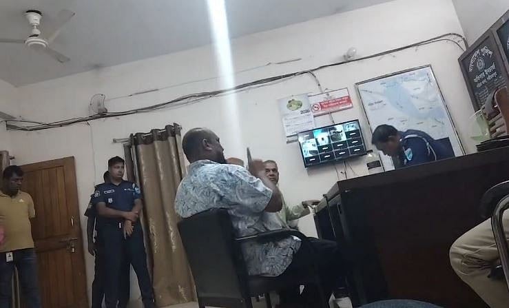 শরীয়তপুরের নড়িয়া থানার ভারপ্রাপ্ত কর্মকর্তার (ওসি) কক্ষে বসে এক ব্যক্তিকে গ্রেপ্তারের জন্য চাপ দেন উপজেলা বিএনপির সাংগঠনিক সম্পাদক মতিউর রহমান। এ সময় তিনি ওসিকে হুমকি দেন বলে অভিযোগ উঠেছে