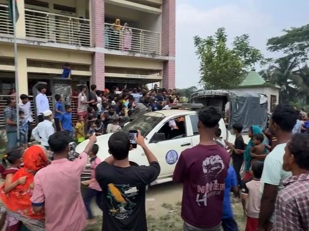 বিদ্যালয় থেকে শিশুকে ডেকে নিয়ে গেলেন নারী, ‘মেয়েধরা’ সন্দেহে আটক–মারধর