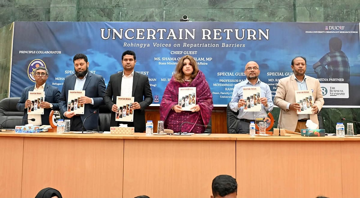 মিয়ানমারে প্রত্যাবাসন নিয়ে রোহিঙ্গাদের ভাবনা বিষয়ে গবেষণা প্রতিবেদন প্রকাশ অনুষ্ঠানে পররাষ্ট্র প্রতিমন্ত্রী শামা ওবায়েদ ইসলামসহ অন্য অতিথিরা। আজ বুধবার ঢাকা বিশ্ববিদ্যালয়ের নওয়াব আলী চৌধুরী সিনেট ভবন মিলনায়তনে