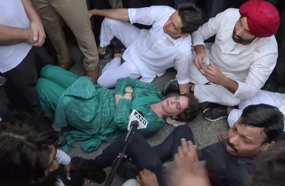 গেরিলা কায়দায় যন্তর মন্তরে যাওয়ার চেষ্টা, রাহুল-প্রিয়াঙ্কাকে পাঁজাকোলা করে তুলে নিয়ে গেল পুলিশ