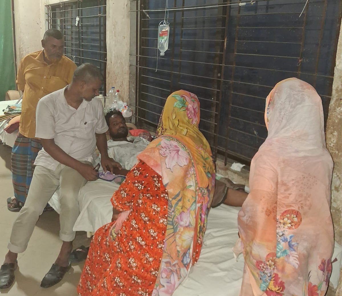 ছাগলের শিমখেত খাওয়াকে কেন্দ্র করে বাড়িতে হামলা–মারধর, মা ও দুই ছেলে আহত