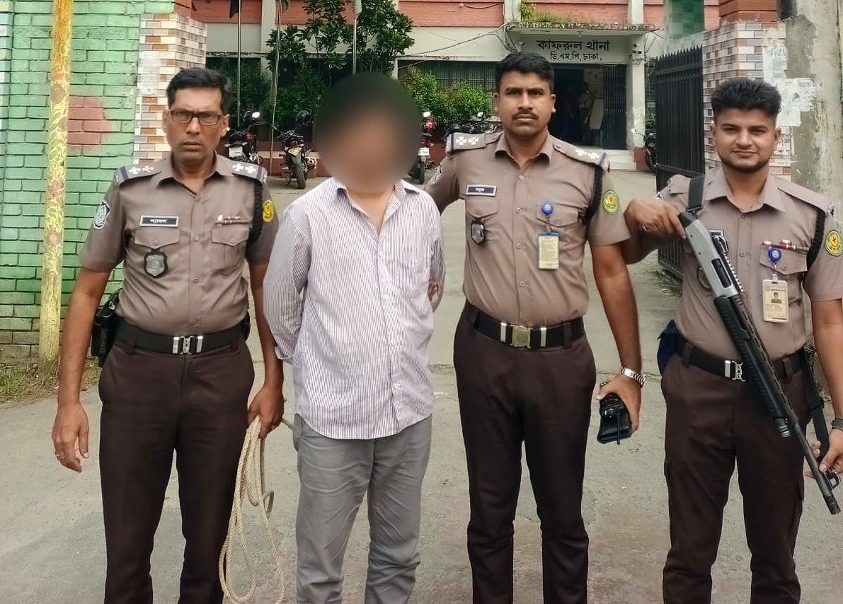 বিশ্ববিদ্যালয়ে ভর্তি পরীক্ষার প্রস্তুতি নিতে ঢাকায় আসা রাকিবুল ইসলামকে ডেকে নিয়ে হত্যার ঘটনায় আব্দুল্লাহ আল মামুন নামে এই যুবককে গ্রেপ্তার করেছে পুলিশ  