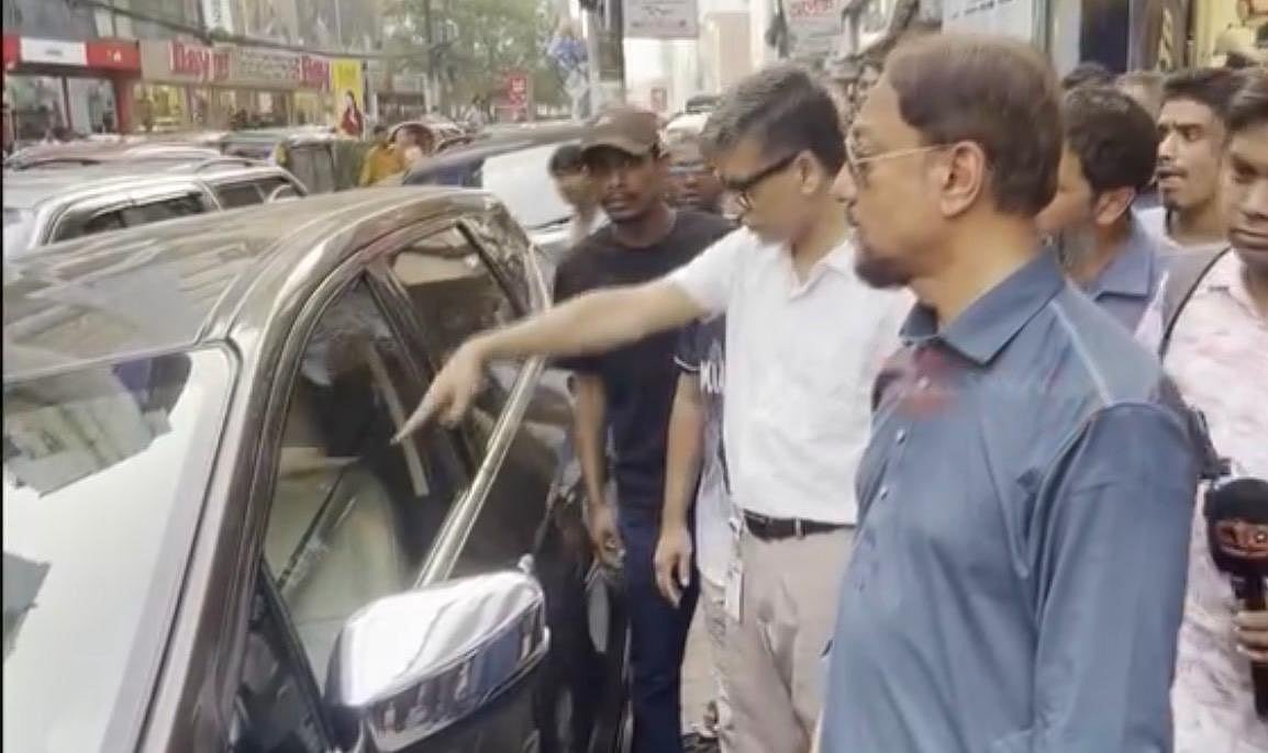 ‘কান ধরো, ১০ বার ওঠাবসা করো’, গাড়িচালককে দেওয়া মেয়রের শাস্তি নিয়ে সমালোচনা
