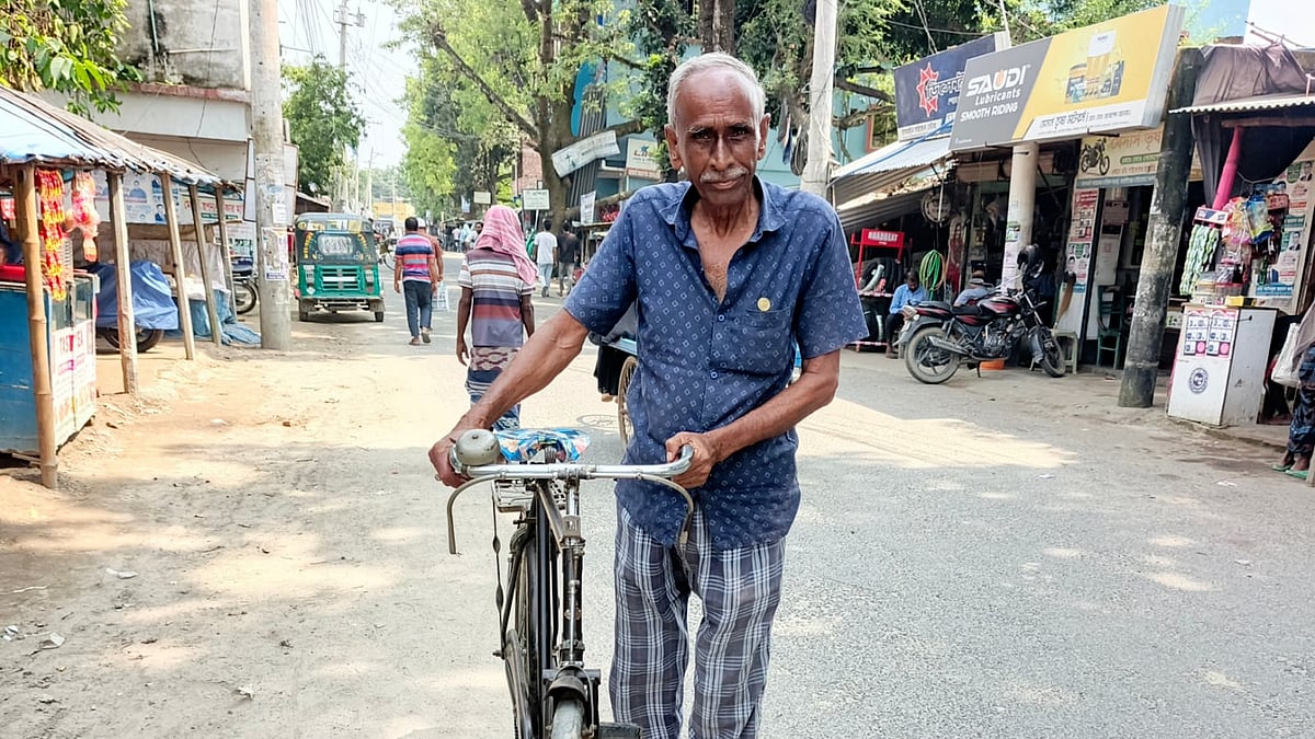 ৬০ বছর ধরে একই সাইকেল চালান সামাদ প্রামাণিক, কিনেছিলেন ২৮০ টাকায়
