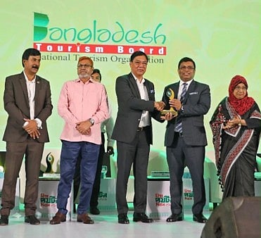 বর্ষসেরা টেকসই পর্যটন উদ্যোগের পুরস্কার পেলেন শাখাওয়াত হোসেন