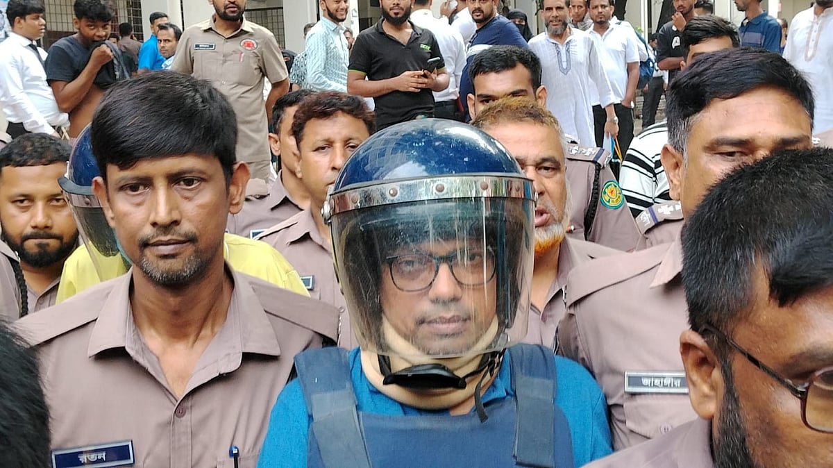 পিপির উদ্দেশে পলক বললেন, ‘তাঁর ওই স্থান থেকে আমার এই স্থানের দূরত্ব বেশি নয়’
