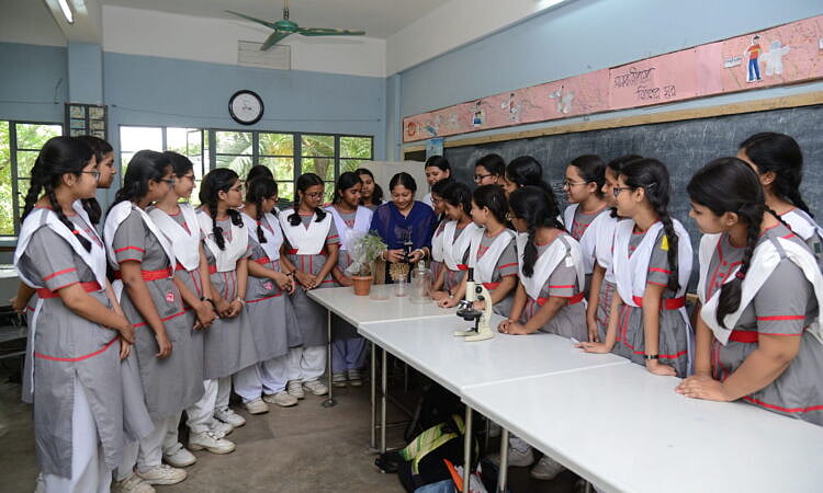 হলি ক্রস স্কুলে ২০২৭ সালে দিবা শাখায় নবম শ্রেণিতে ভর্তি, ছাত্রীর বয়স ১৩ থেকে ১৪ বছর