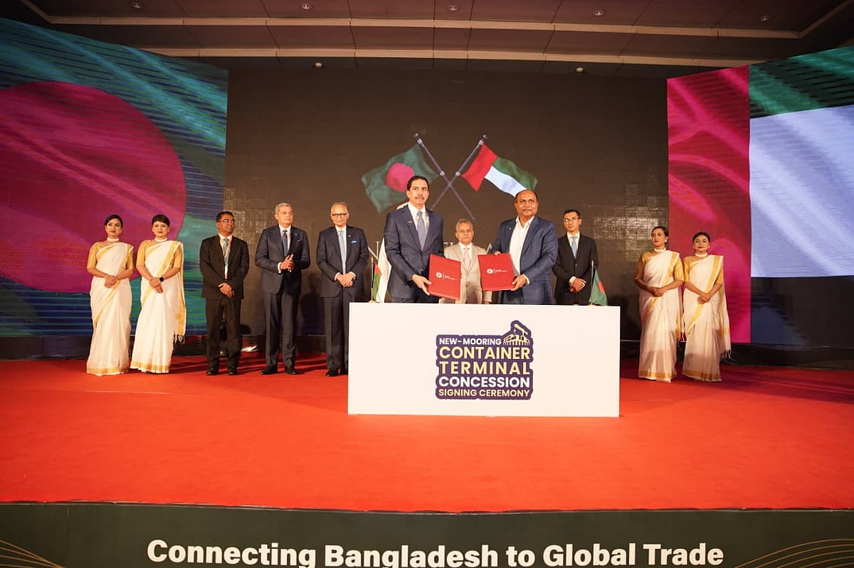 আজ বৃহস্পতিবার রাজধানীর আগারগাঁওয়ে ইনভেস্ট বাংলাদেশের কার্যালয়ে আয়োজিত এক অনুষ্ঠানে এ চুক্তি স্বাক্ষরিত হয়। এ সময় নৌপরিবহনমন্ত্রী শেখ রবিউল আলম, নৌপরিবহন প্রতিমন্ত্রী মো. রাজিব আহসান, ডিপি ওয়ার্ল্ডের পরিচালনা পর্ষদের চেয়ারম্যান এসা কাজিম, বাংলাদেশে নিযুক্ত সংযুক্ত আরব আমিরাতের রাষ্ট্রদূত আবদুল্লাহ আলী আল হুমুদি, ইনভেস্ট বাংলাদেশের চেয়ারম্যান আশিক চৌধুরী প্রমুখ উপস্থিত ছিলেন