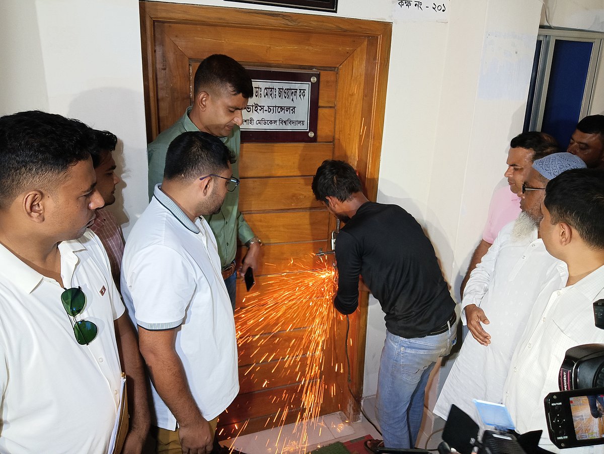 উপাচার্যকে বাসা থেকে ক্যাম্পাসে নিলেন বিএনপির নেতারা, গ্রেপ্তার আরও দুজন