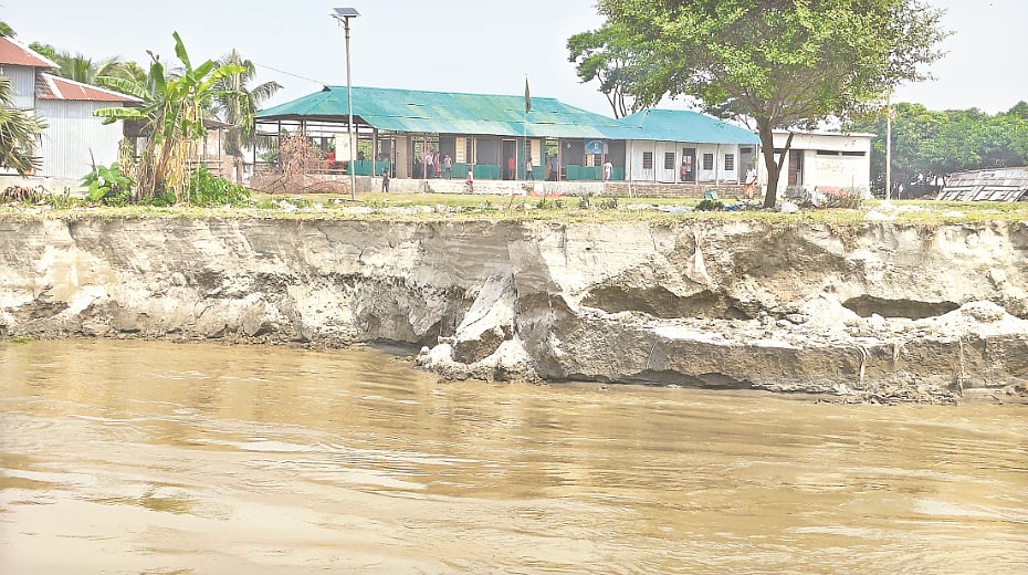 তীর ভাঙতে ভাঙতে বিদ্যালয়ের মাঠে এখন পদ্মা