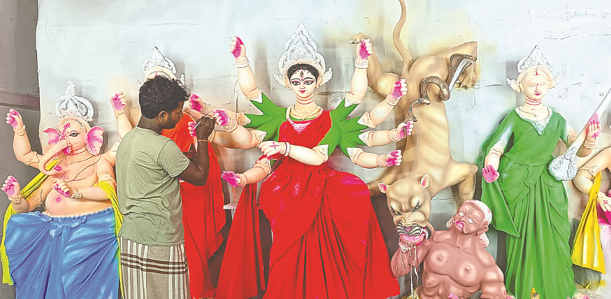 পাবনায় প্রতিমাশিল্পীদের সুনাম বাড়লেও আয় বাড়েনি