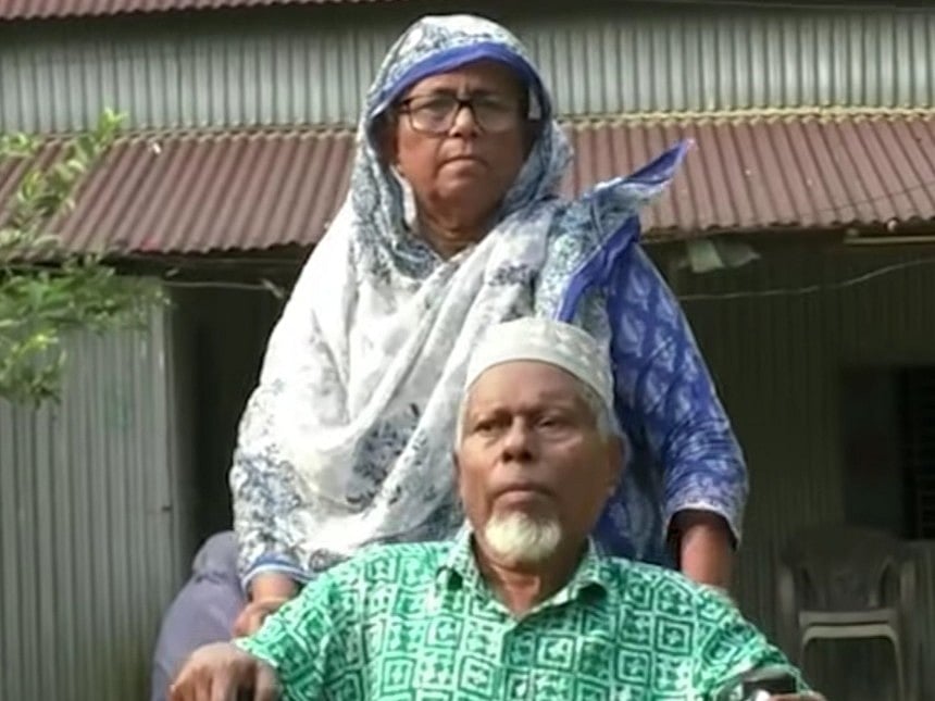 বাড়িতে ফিরলেন বৃদ্ধ দম্পতি, প্রবাসী ছেলে পাঠাবেন মাসে এক লাখ টাকা