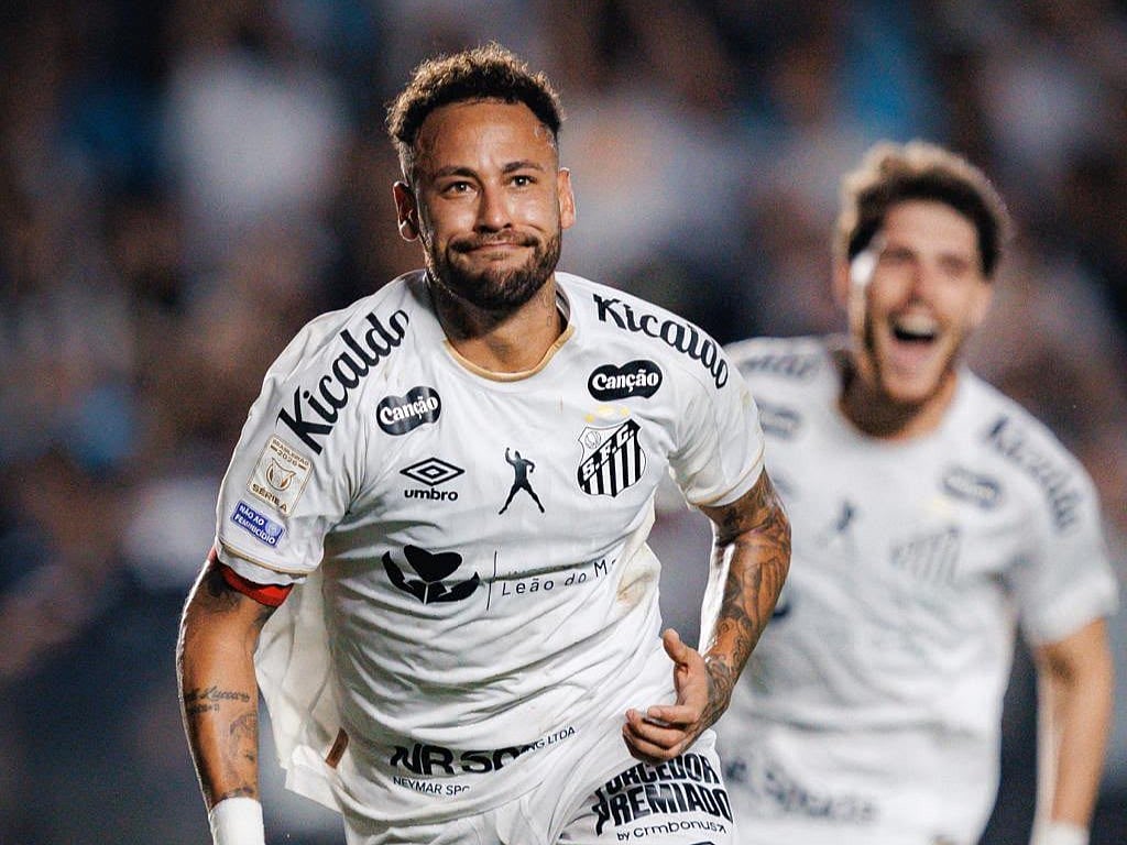 Neymar est de retour en utilisant sa jambe droite soigneusement