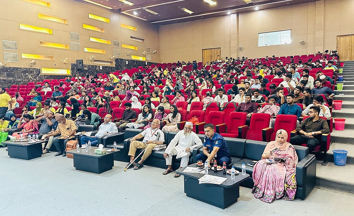 ملک اور انسان کے لیے کام کرنے کی روح پیدا کرنا چاہیے۔