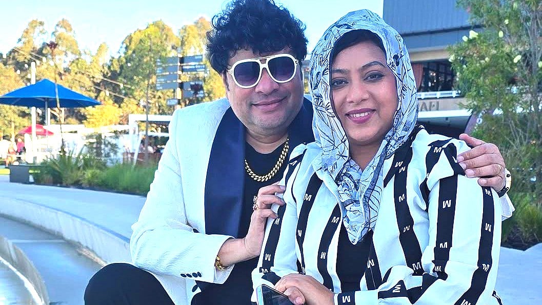 চালকের আসনে শাবনূর, পাশে গান শোনাচ্ছেন রবি চৌধুরী—আরও যা ঘটল