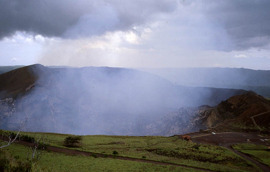 Los científicos cuidan del volcán Maayaa conocido como el Mouth of Hel