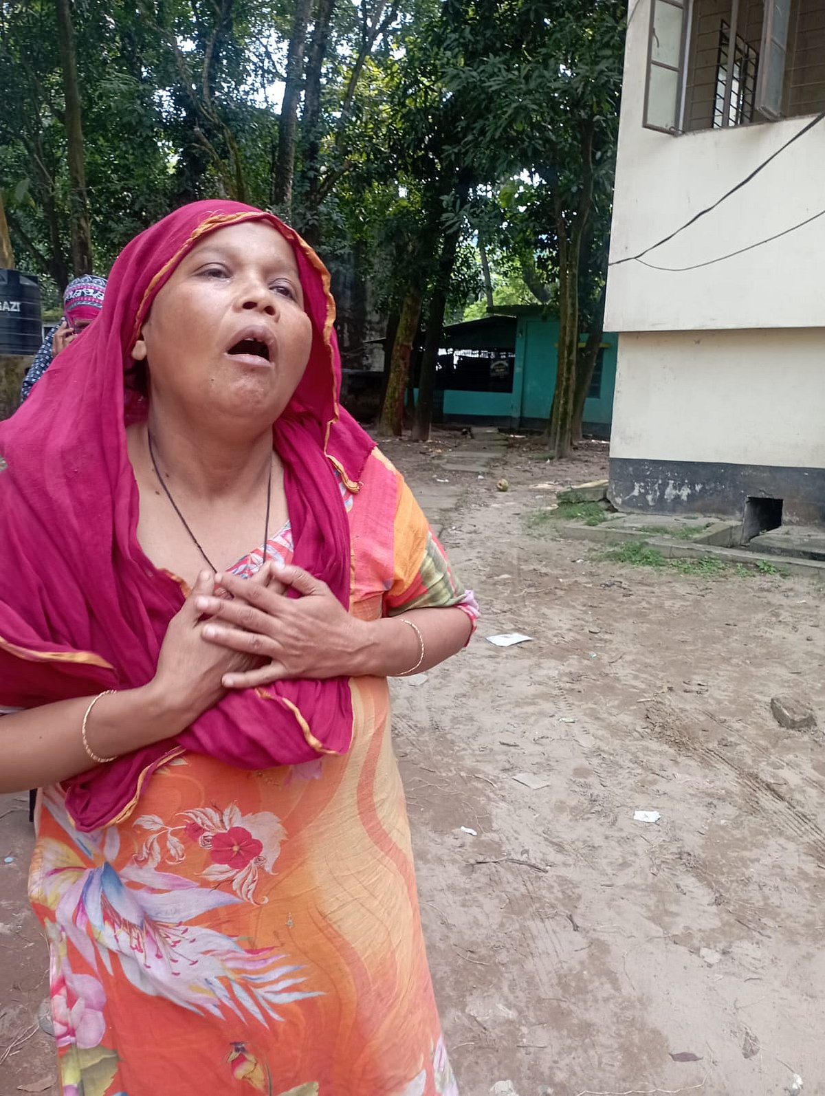বাদাম কিনতে সড়ক পার হচ্ছিল শিশু, লেগুনার চাকায় পিষ্ট হয়ে গেল প্রাণ