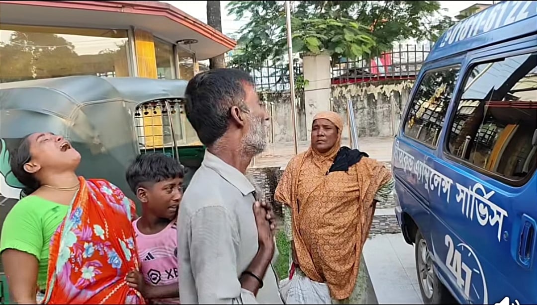 অ্যাম্বুলেন্সে মেয়ের লাশ, বাইরে বাবার আর্তনাদ, ‘বুকের ভেতর আগলে রেখেছিলাম তোরে’