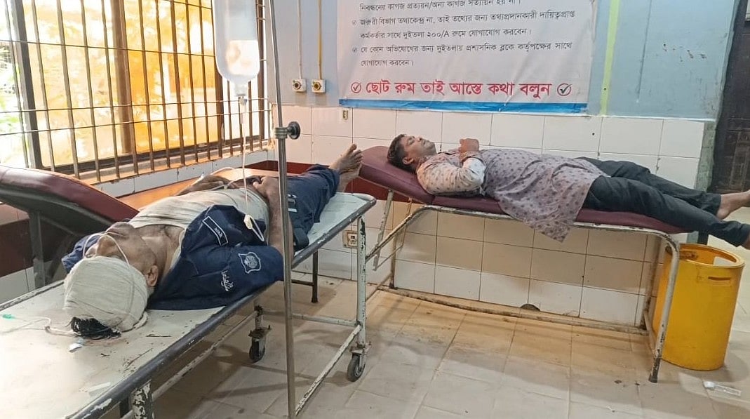 ব্রাহ্মণবাড়িয়ায় পুলিশের পিকআপ ভ্যান খাদে, পুলিশ-আসামিসহ আহত ৫