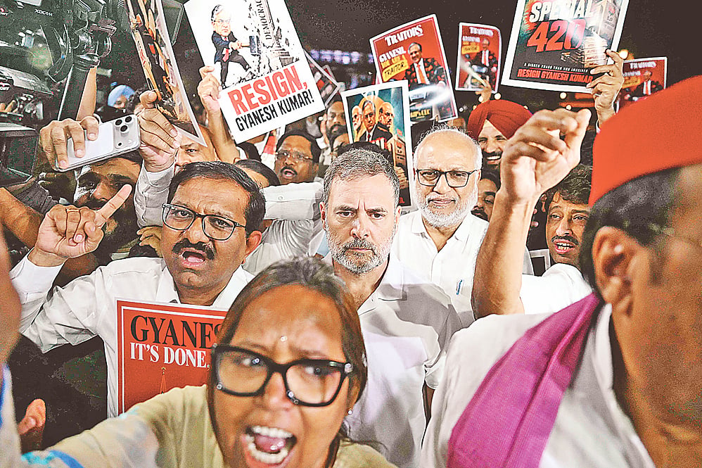 ভোটার তালিকায় অনিয়মের অভিযোগে ভারতের প্রধান নির্বাচন কমিশনার জ্ঞানেশ কুমারের পদত্যাগের দাবিতে দলীয় নেতা–কর্মীদের নিয়ে রাষ্ট্রপতি ভবনের দিকে যাচ্ছেন কংগ্রেস নেতা রাহুল গান্ধী। গতকাল রাজধানী নয়াদিল্লিতে