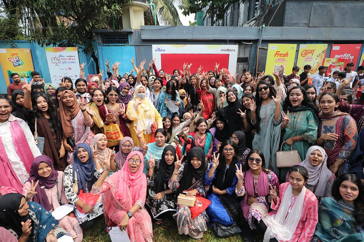 বাবার সঙ্গে প্রায় ৩৫ কিলোমিটার পথ পাড়ি দিয়ে সংবর্ধনা অনুষ্ঠানে আইরিন
