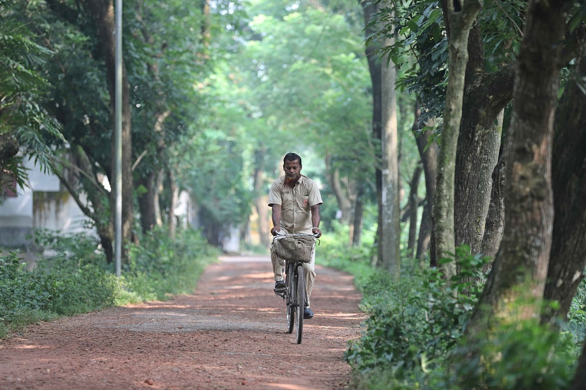 ২৮ বছর ধরে সাইকেলে ছুটছেন ‘রানার’ আকবর