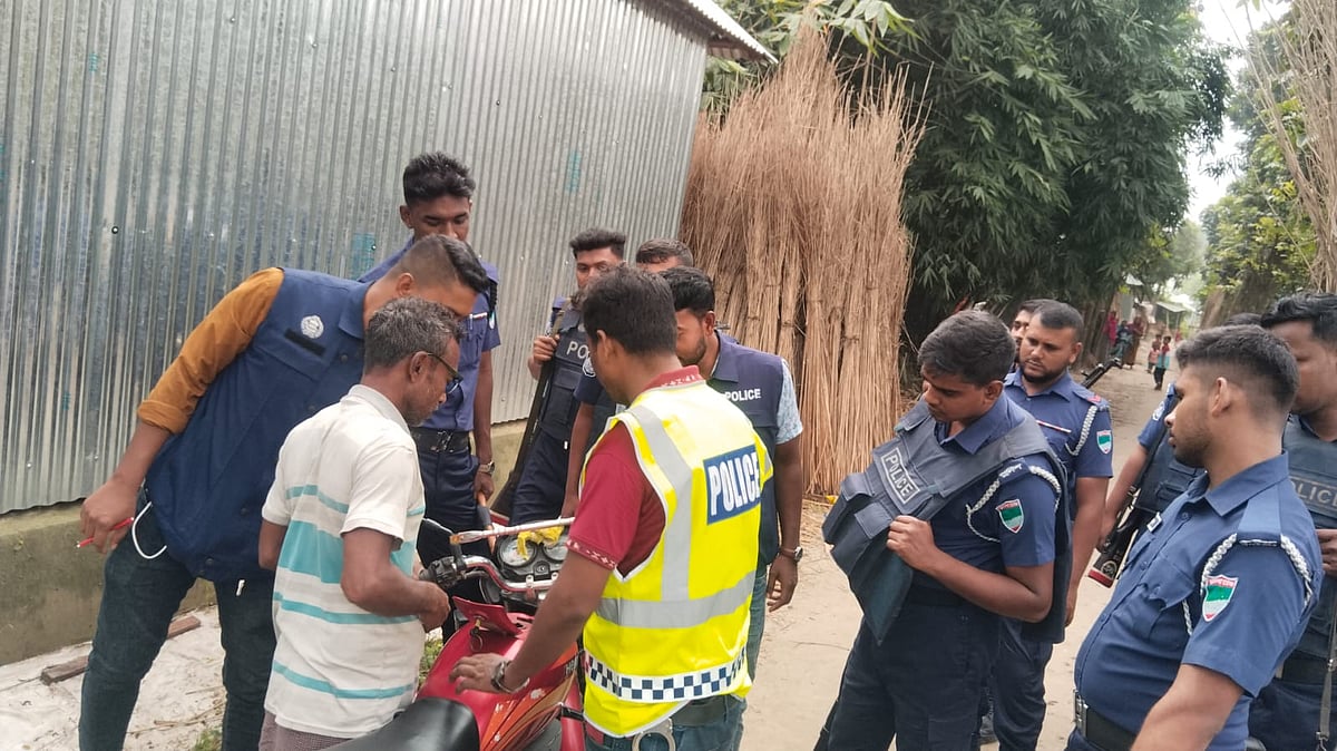 পদ্মার দুর্গম চরে পুলিশের সাঁড়াশি অভিযান, আটক ১১