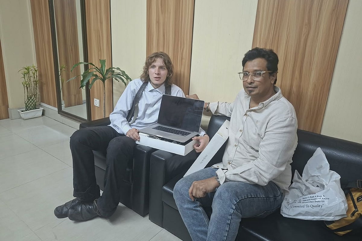 ‘ছেলেটা ভালো স্মৃতি নিয়ে ফিরুক’, সেই জার্মান তরুণকে ম্যাকবুক উপহার দিলেন ব্যবসায়ী