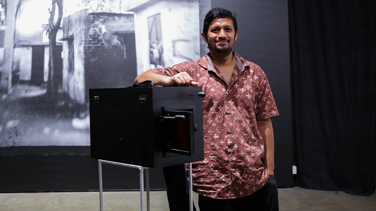 নিজেই বক্স ক্যামেরা বানিয়ে বদলে যাওয়া ঢাকার ছবি তুলেছেন এই আলোকচিত্রী