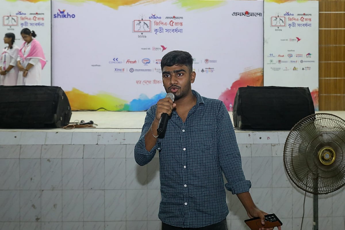 শিখো–প্রথম আলো জিপিএ–৫ কৃতী শিক্ষার্থী সংবর্ধনা অনুষ্ঠানে কথা বলছে সাজিদ সরকার। নারায়ণগঞ্জ সরকারি বালিকা উচ্চবিদ্যালয়। ১০ অক্টোবর ২০২৬