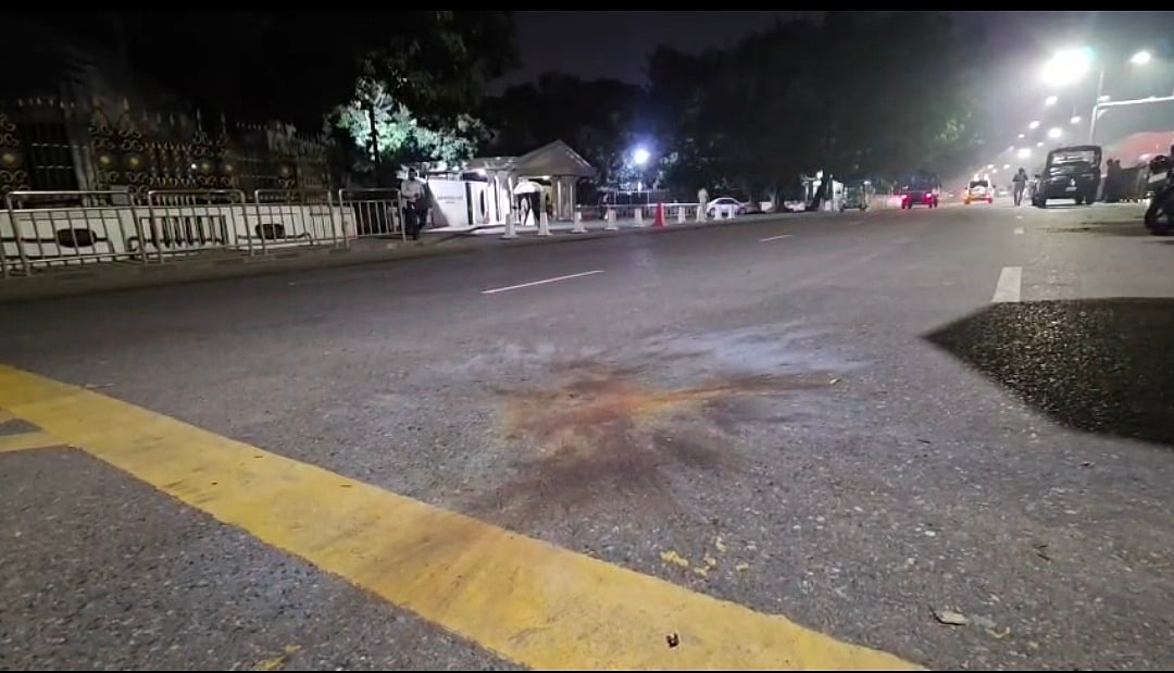 রাজধানীর তেজগাঁওয়ে প্রধানমন্ত্রীর কার্যালয়ের সামনে দুটি ককটেল নিক্ষেপ করেছে দুর্বৃত্তরা