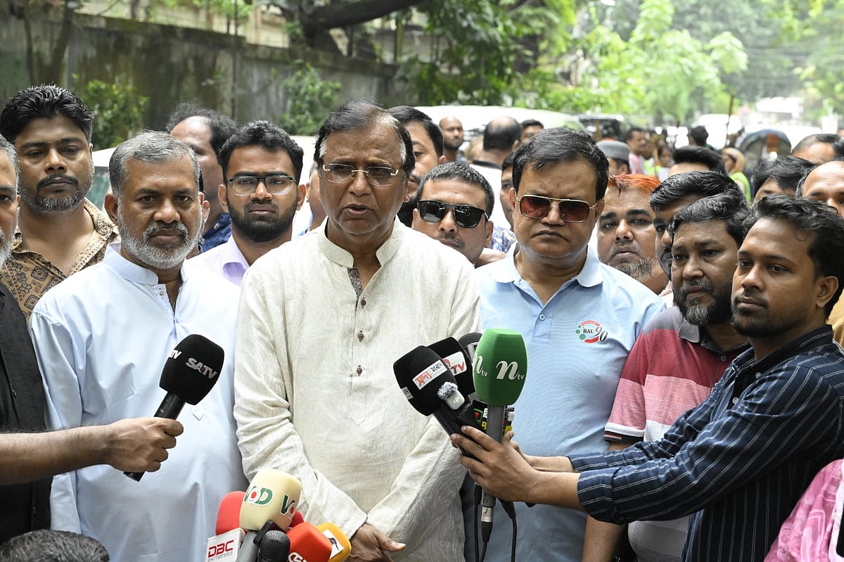 ডেঙ্গু ঠেকাতে ঢাকার ৭৫ ওয়ার্ডে অভিযান, বাসিন্দাদের যা করতে বললেন ডিএসসিসি প্রশাসক
