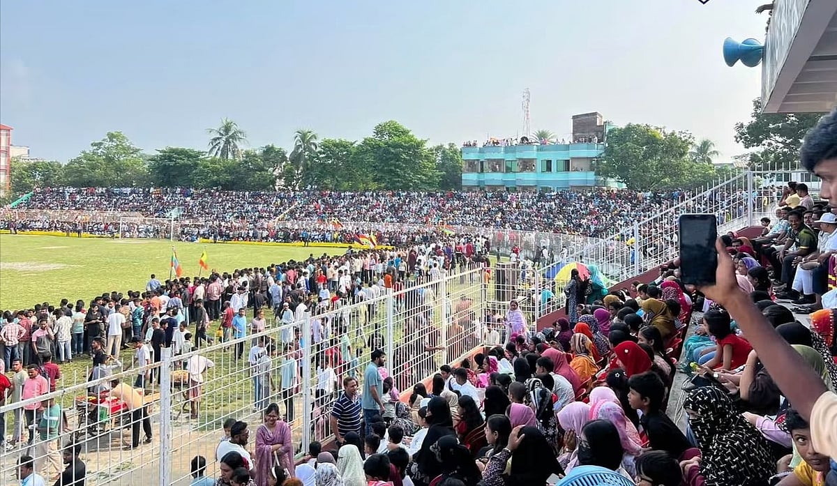 En Joypurhaat, las finales del fútbol, el techo de la multitud en los estadios