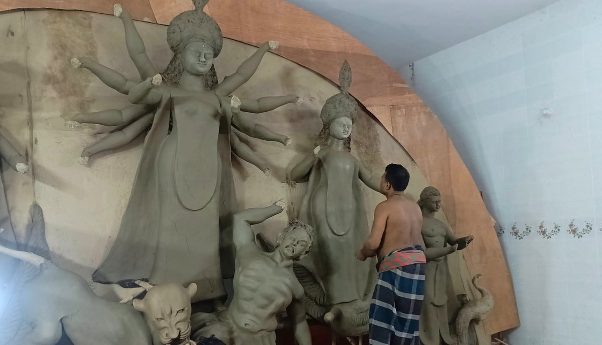 পেশা টিকিয়ে রাখাই কঠিন হয়ে পড়েছে প্রতিমাশিল্পীদের