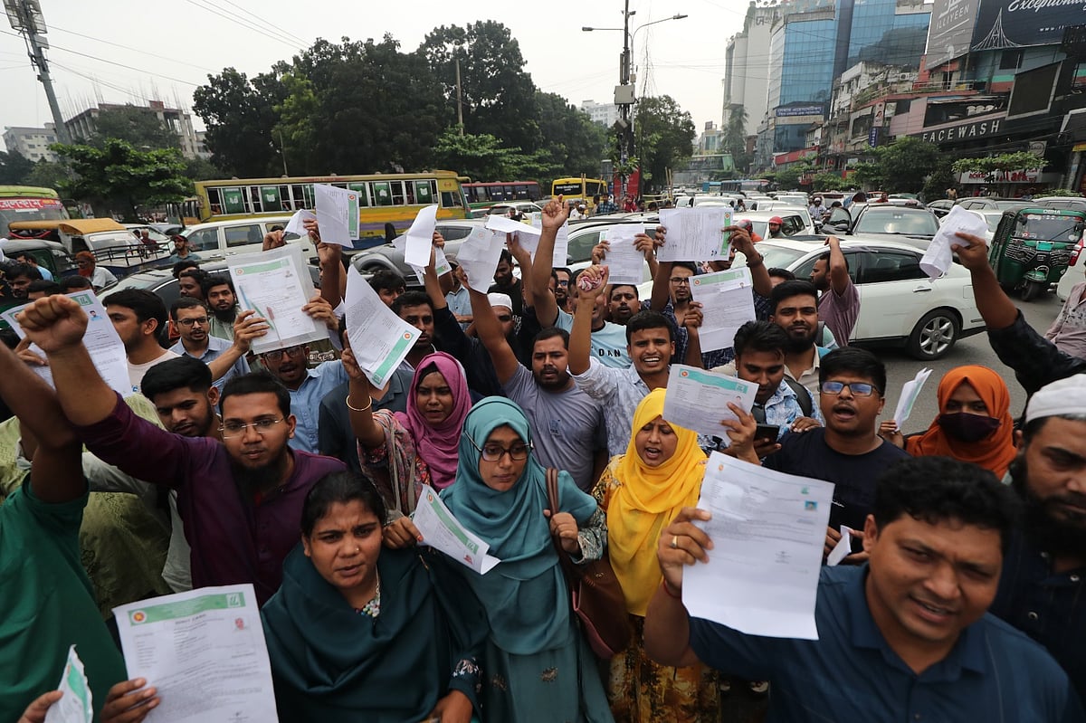 যুব উন্নয়ন: প্রশ্নপত্র ফাঁস, চাকরিপ্রার্থীরা কেন ভুগবেন?