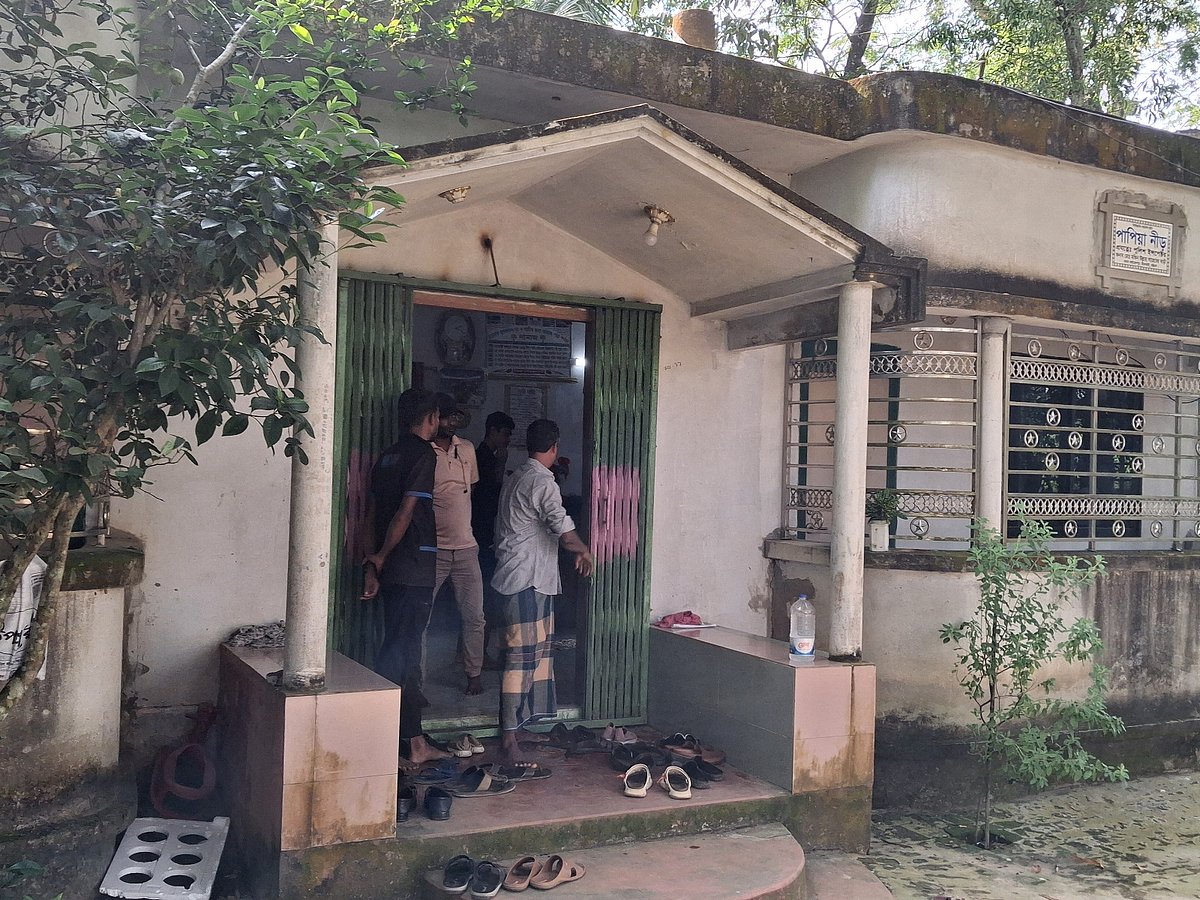 ‘প্রয়োজনে বেঁধে রাখেন, তবু অপমান করবেন না’—ডাকাতদের বললেন সাবেক পুলিশ কর্মকর্তা