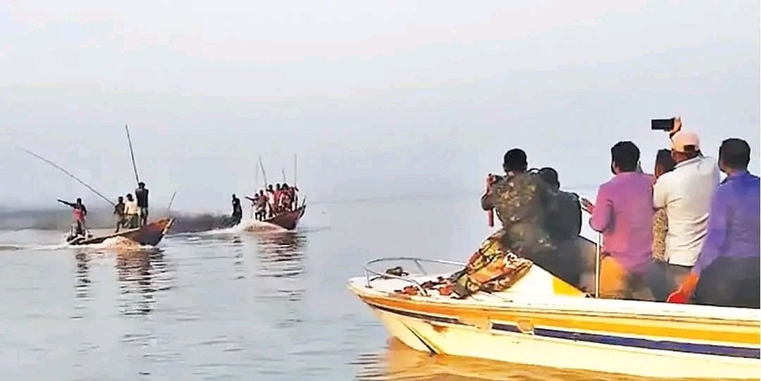 বরিশালে মা ইলিশ রক্ষার অভিযানে কোস্টগার্ডের ওপর জেলেদের হামলা, ১০টি ফাঁকা গুলি