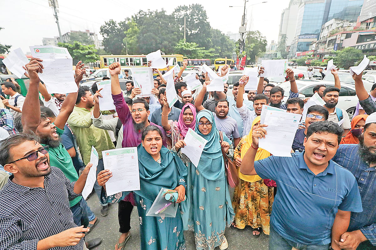 যুব উন্নয়ন অধিদপ্তরের সহকারী উপজেলা যুব উন্নয়ন কর্মকর্তা পদের নিয়োগ পরীক্ষা বাতিল হওয়ার ঘটনায় সড়ক অবরোধ করে প্রতিবাদ জানান ক্ষুব্ধ পরীক্ষার্থীরা। এ সময় তাঁরা প্রবেশপত্র উঁচিয়ে ধরে ক্ষোভ জানান। গতকাল সকালে রাজধানীর মানিক মিয়া অ্যাভিনিউয়ে