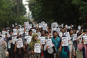 ‘শাটডাউন’ কর্মসূচিতে শিক্ষার্থীরা, প্রশাসনিক ভবনে তালা, এর মধ্যেই চুয়েট ভিসির রুটিন দায়িত্বে অধ্যাপক আরাফাত