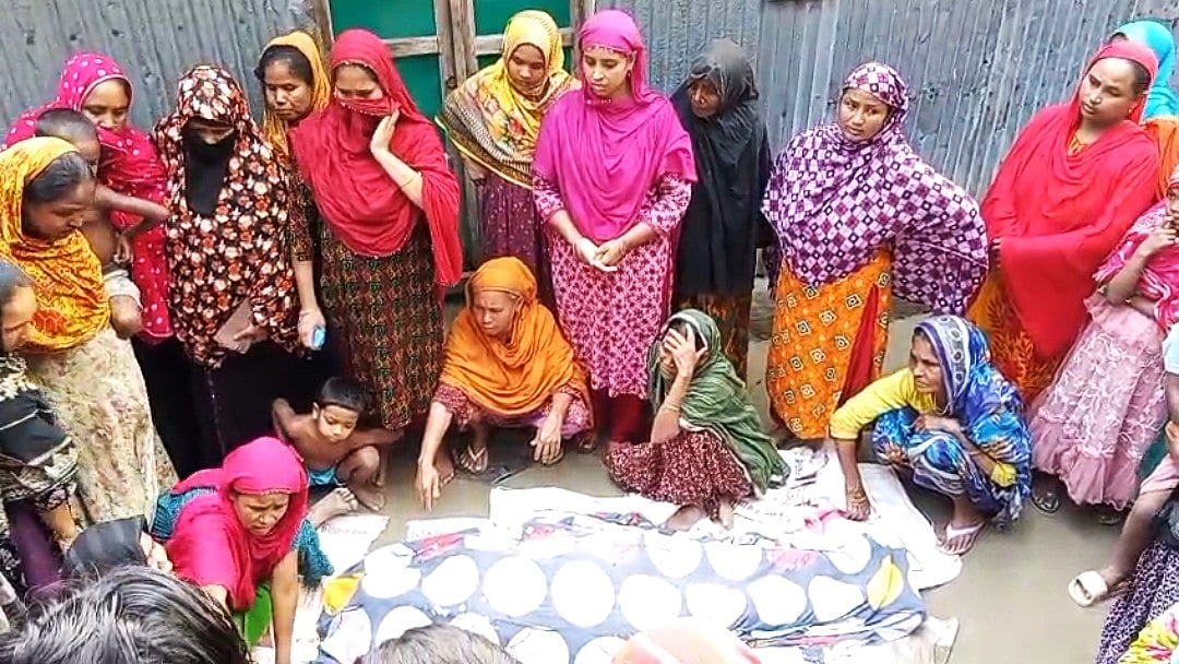 সড়কের পাশে দাঁড়িয়ে দাঁত মাজছিলেন, বাসের চাপায় প্রাণ গেল শাশুড়ি-পুত্রবধূর