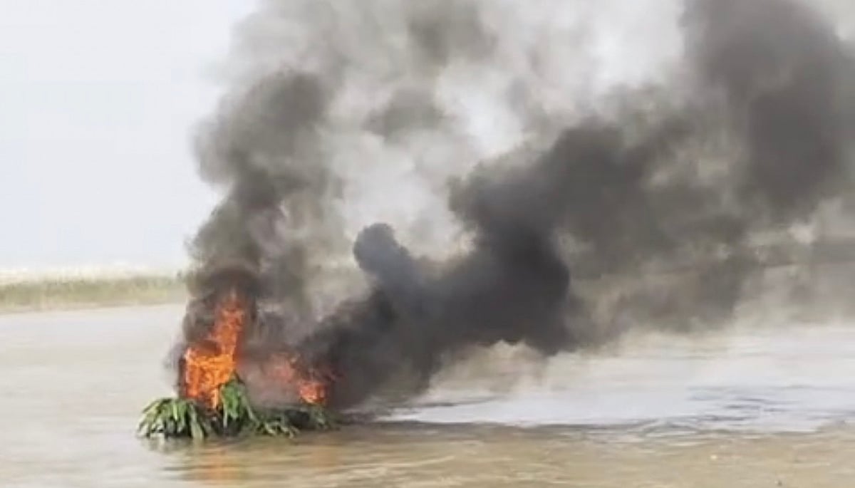 ভেড়ামারার পদ্মায় আগুনে পুড়ছিল দুটি স্পিটবোড, গুলির শব্দ
